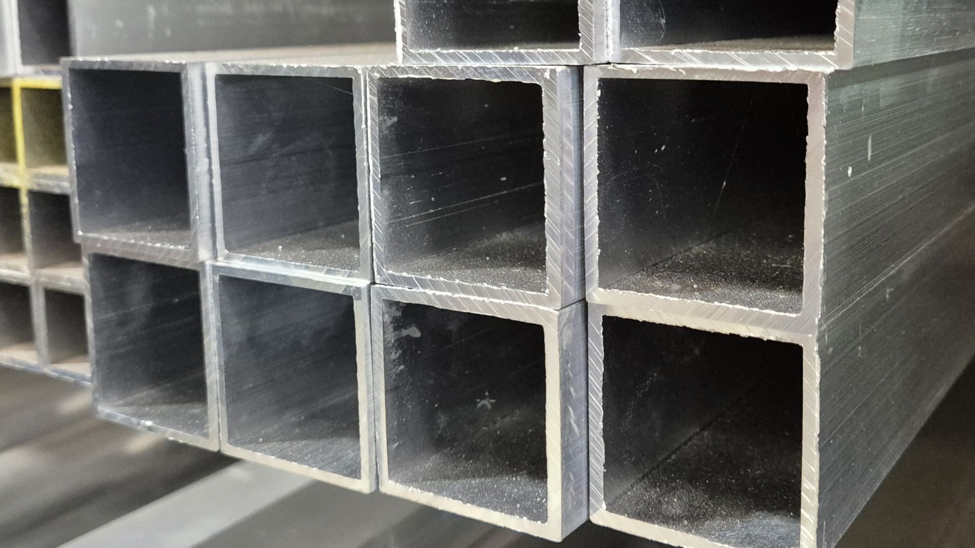 Image de la catégorie Tube carré en aluminium