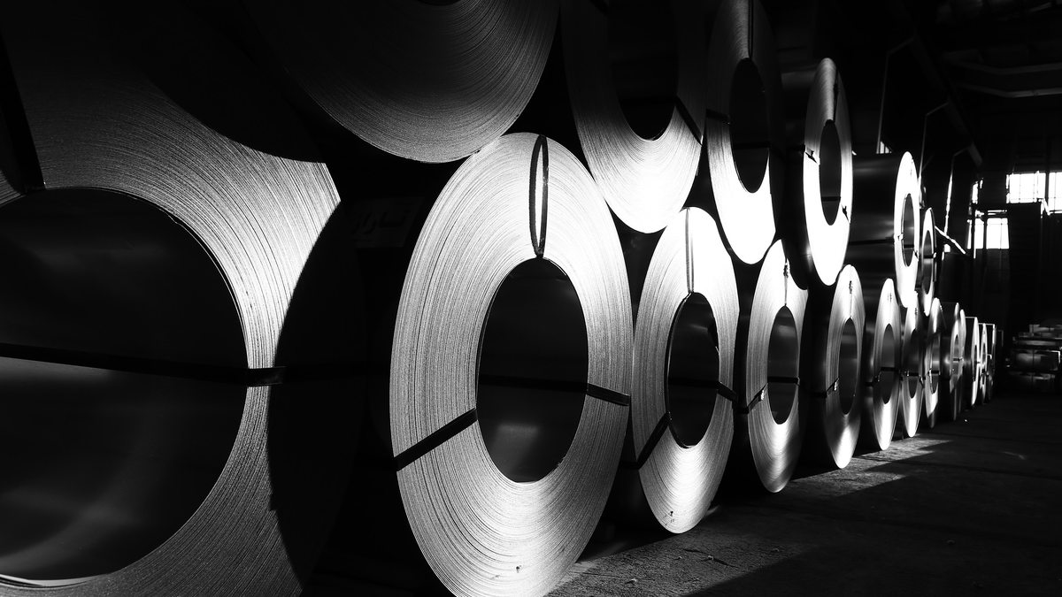 Prix aluminium et inox 2026 — rouleaux acier entrepôt industriel