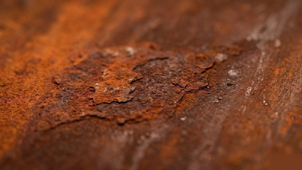 Gros plan sur la patine rouille de l'acier corten